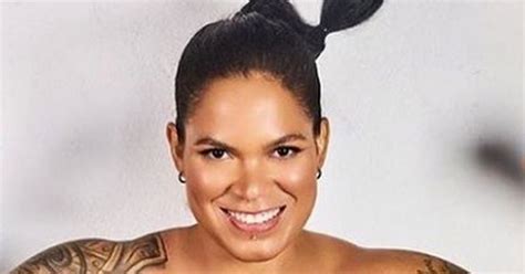 UFC 277 star Amanda Nunes posed nude with only her belts。